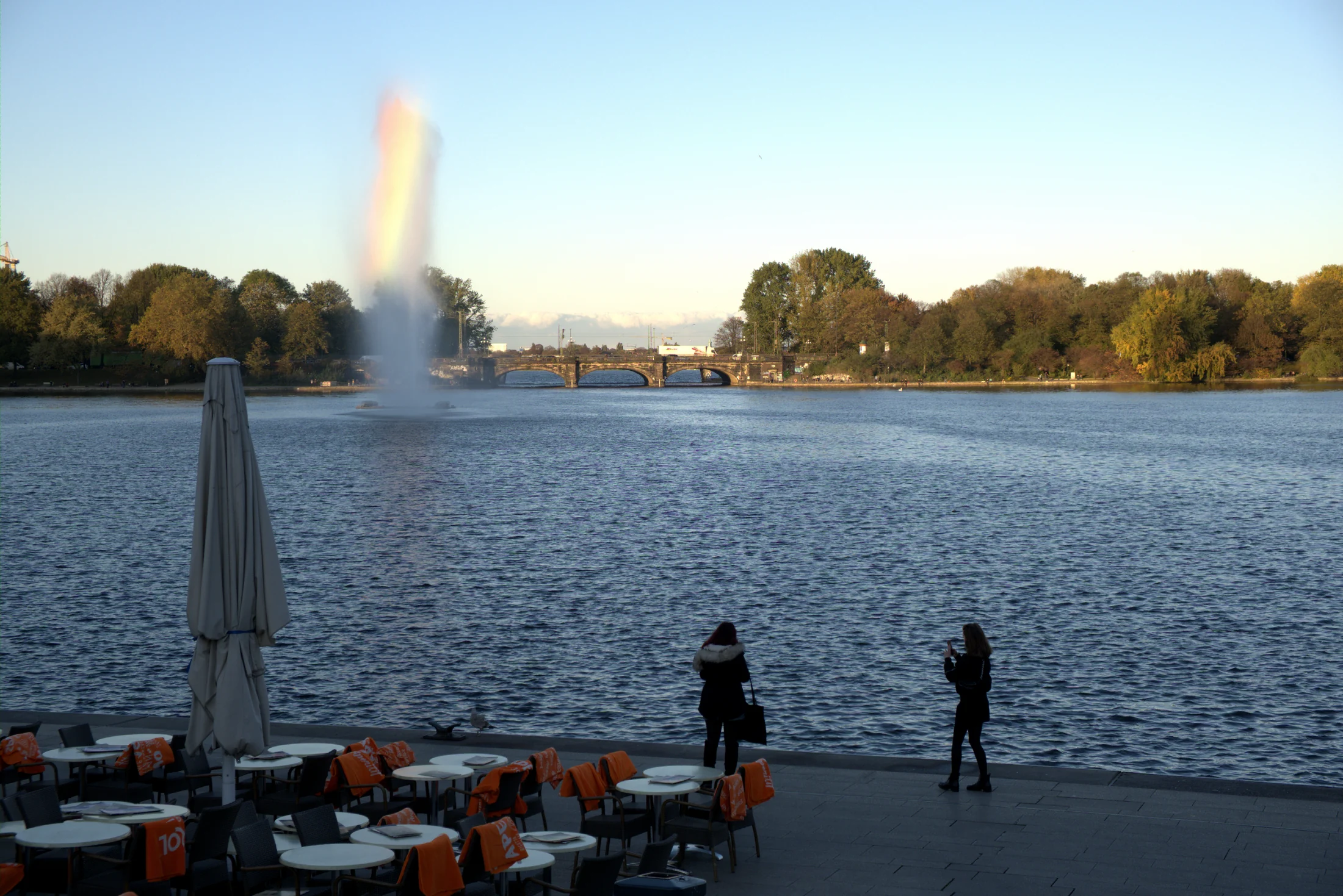 Alster mit Fontäne im Abendlicht