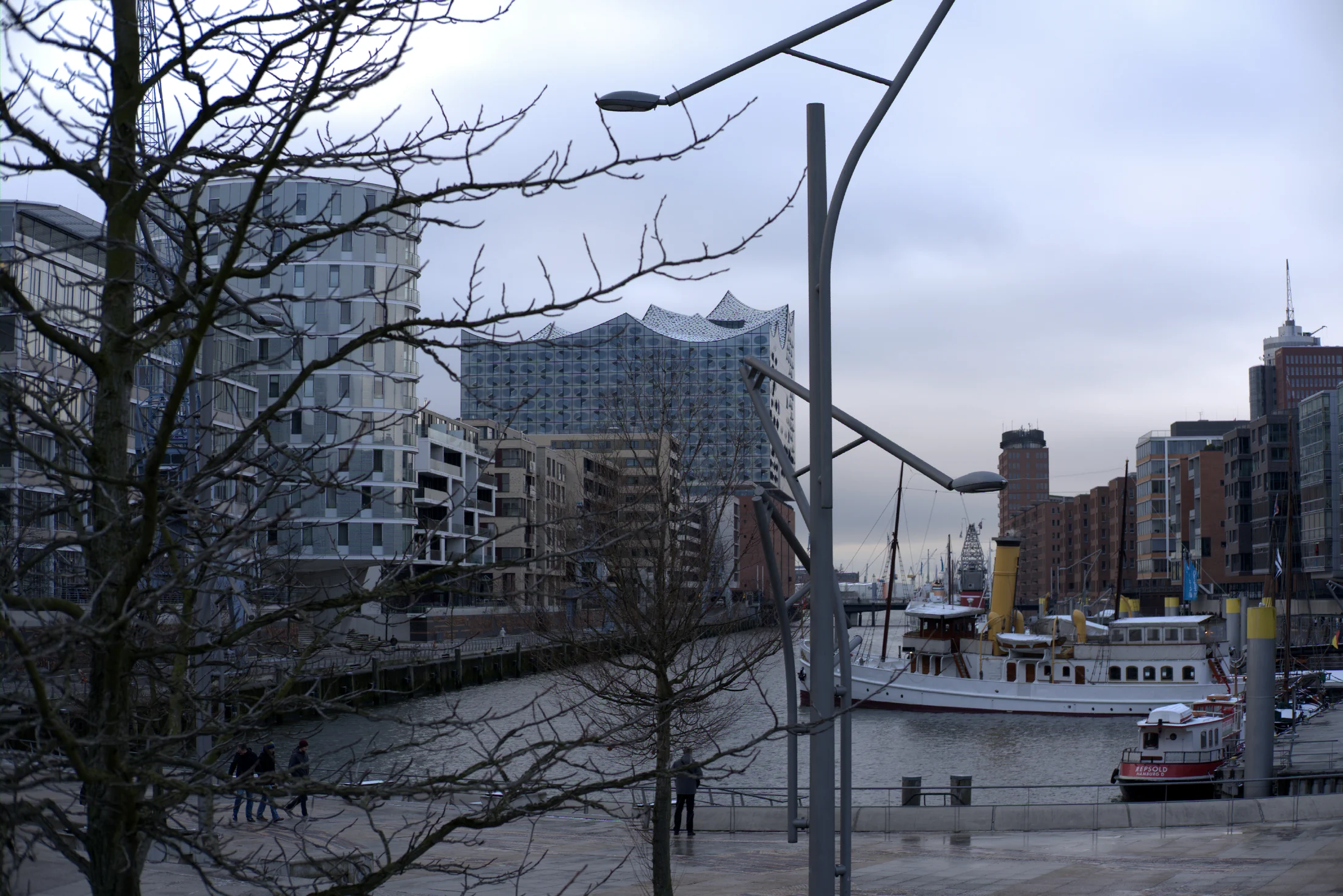 Blick über den Traditionsschiffhafen zur Elbphilharmonie