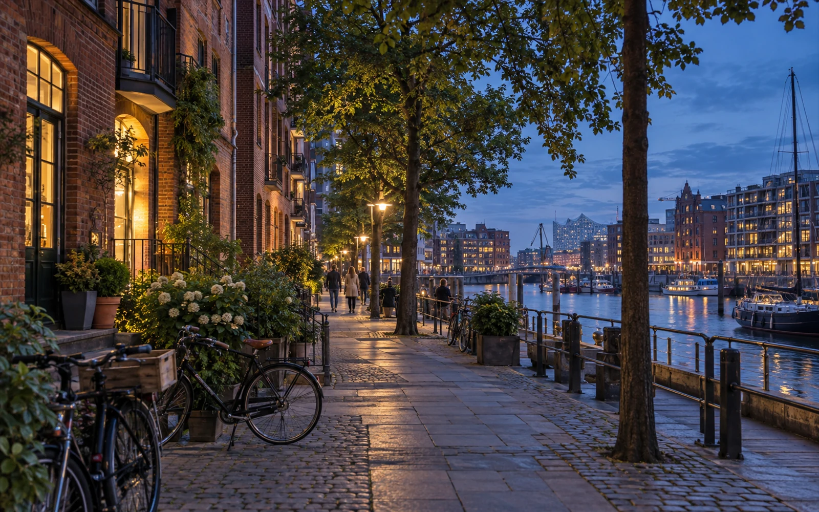 Wohnquartier am Hamburger Wasser bei blauem Abendlicht